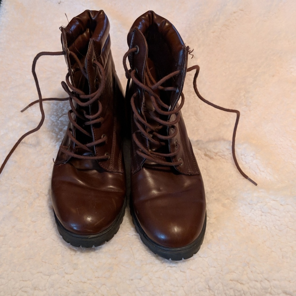 Rouge Helium LaceUp Boots